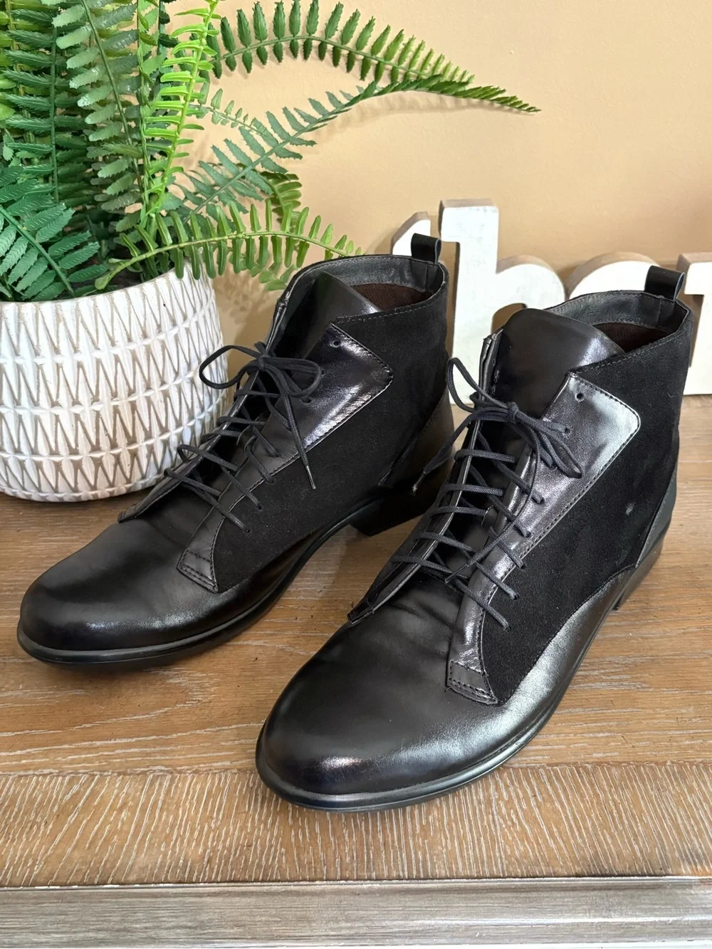 Naot Womens Size 42/ US 11 Black Mistral Leather & Suede Lace-Up Ankle Boots